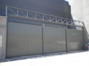 Instalación de puerta de corredera motorizada en Tenerife