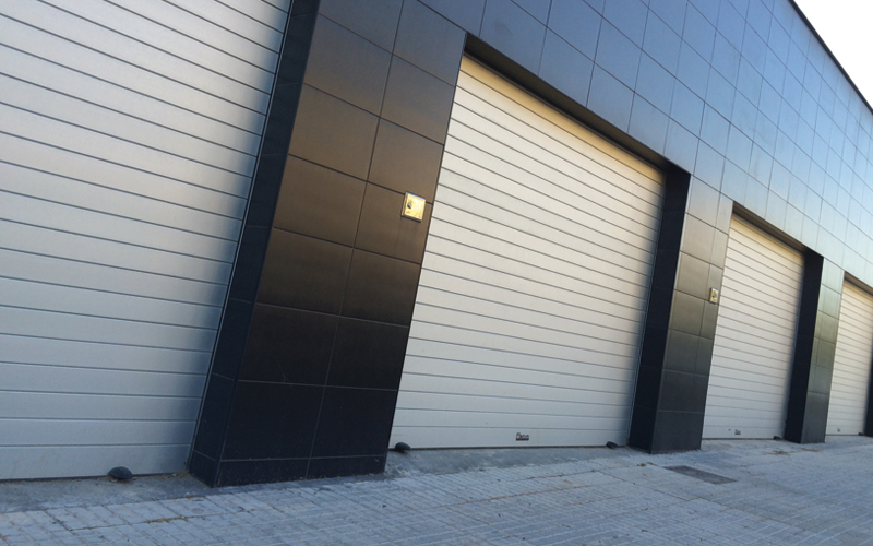 Instalación de puerta enrollable modelo master + puerta peatonal